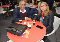 Nitin Rajkumar Nargo Industries USA, con Carolina Dosal, de la empresa Manzanas Dosal, en Chile.